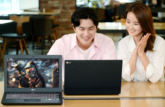 LG전자가 게이밍 노트북 PC 신제품을 국내 출시했다고 10일 밝혔다. 모델들이 신제품을 소개하고 있다.    LG전자 제공